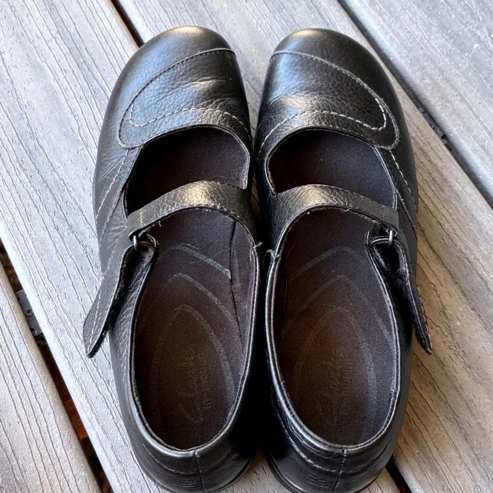 Clarks  9.5M Mary Jane Shoes Black Leather In-Motion Comfort Flats 26035743